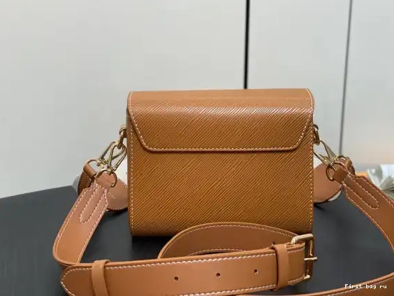 First bag ru LOUIS TWIST MM-23*17*9.5CM VUITTON 0625